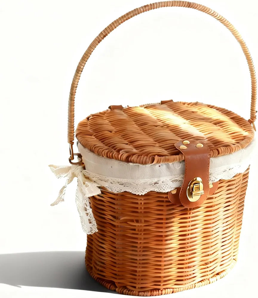 Kleiner Picknickkorb mit Deckel und klappbaren Griffen aus Rattan